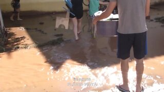 Solidariedade em Gov. Valadares: atingidos por enchente recebem doações com queda do nível do Rio