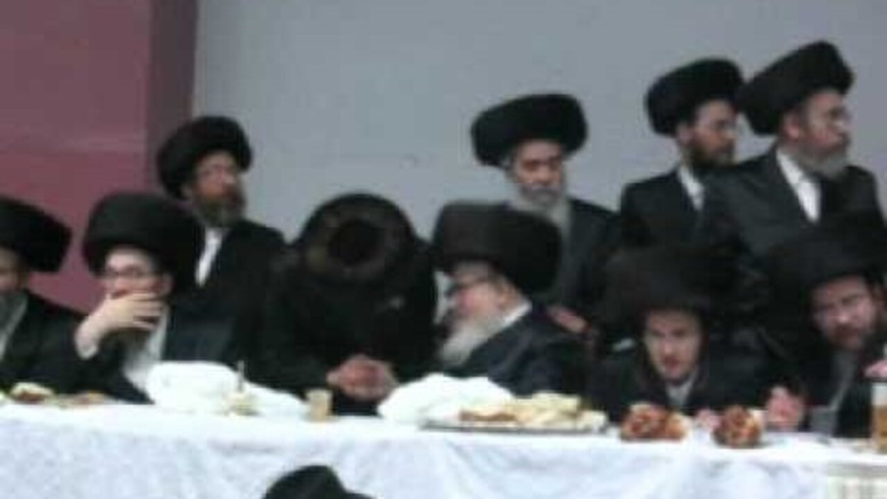 Skverrer Rebbe blesses Turka Rebbe