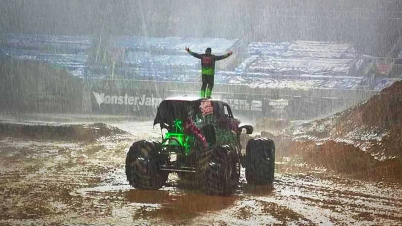 CRAZIEST Monster Jam World Finals Race EVER?!! Grave Digger vs Son-uva Digger in Monsoon! 2022