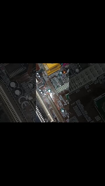 Что это за странные, коричневые слоты на мат.плате ❔⚙️❓