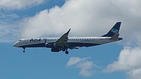 Embraer 195 PR-AXK na aproximação final vindo de Parintins para Manaus