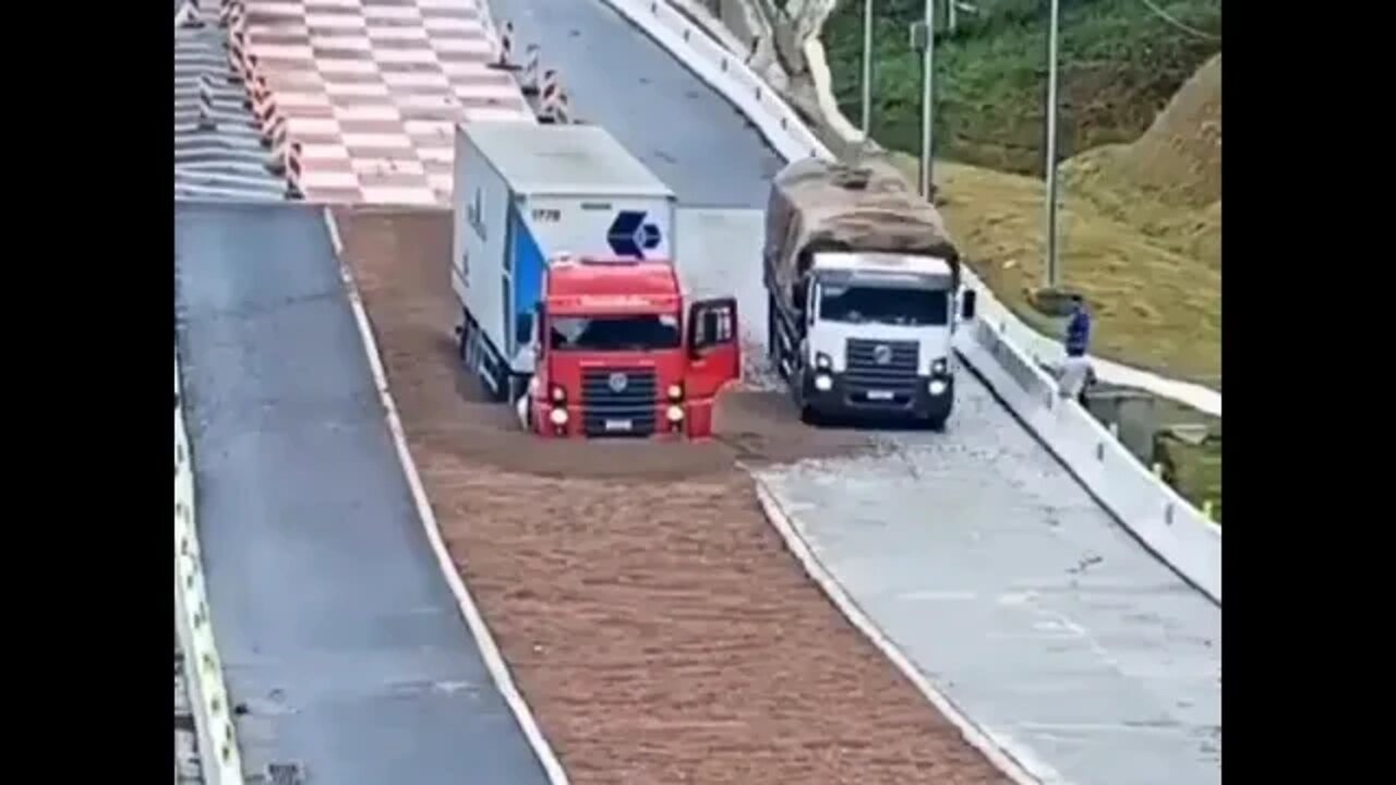 Truck Crash 😱 !!!