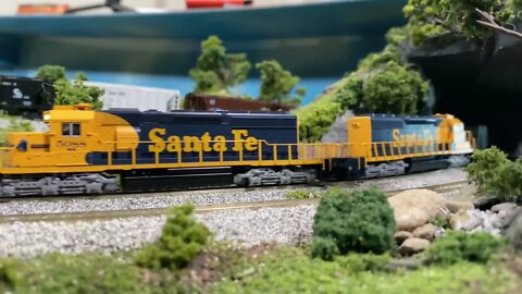 N Scale Kato Santa Fe SD40-2s ripping by