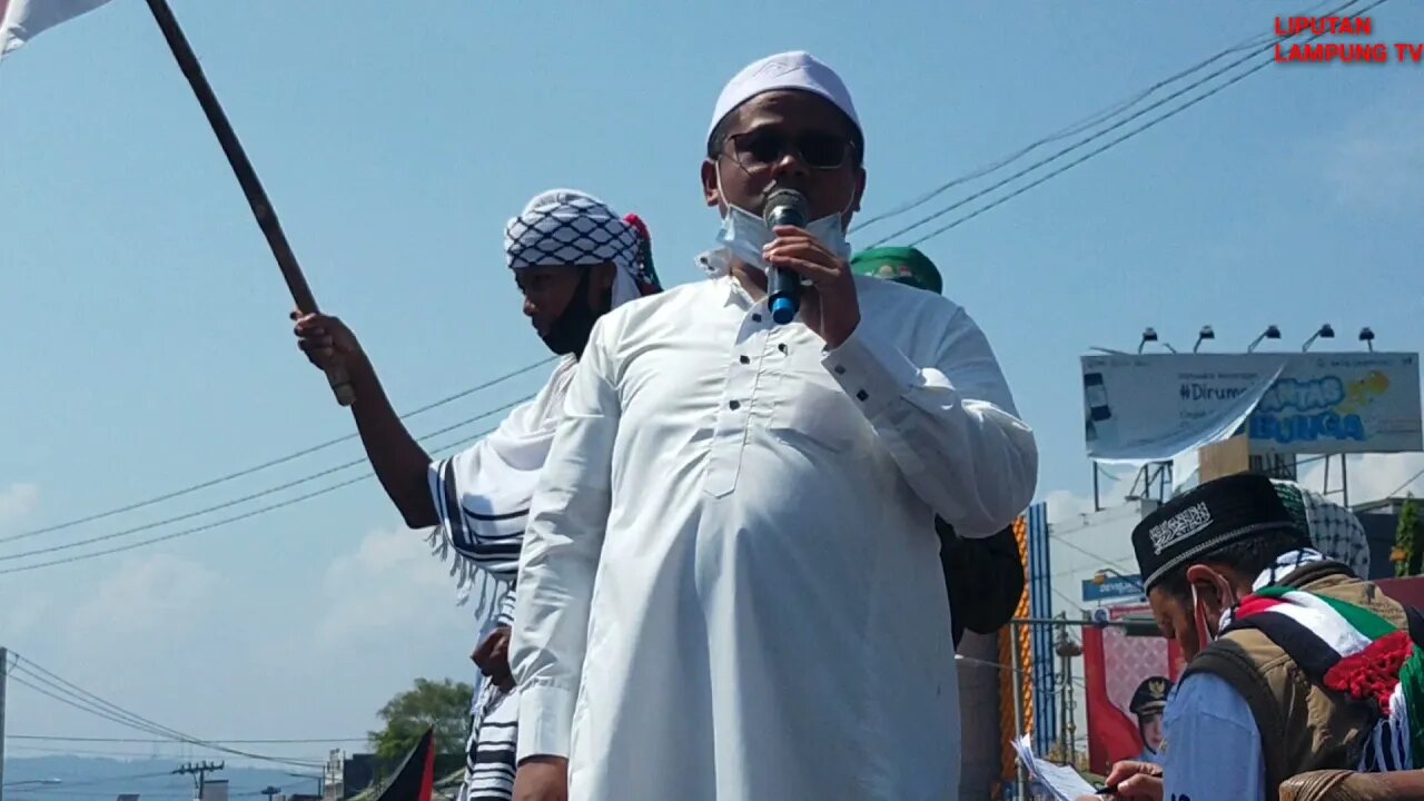 KH Ahmad Romli latif Orasi Bela Palestina di Tugu Adipura Bandarlampung