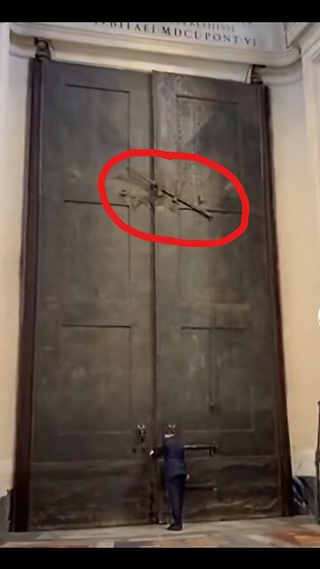 Giants that we don't know among us? See the height of the top lock on the door!