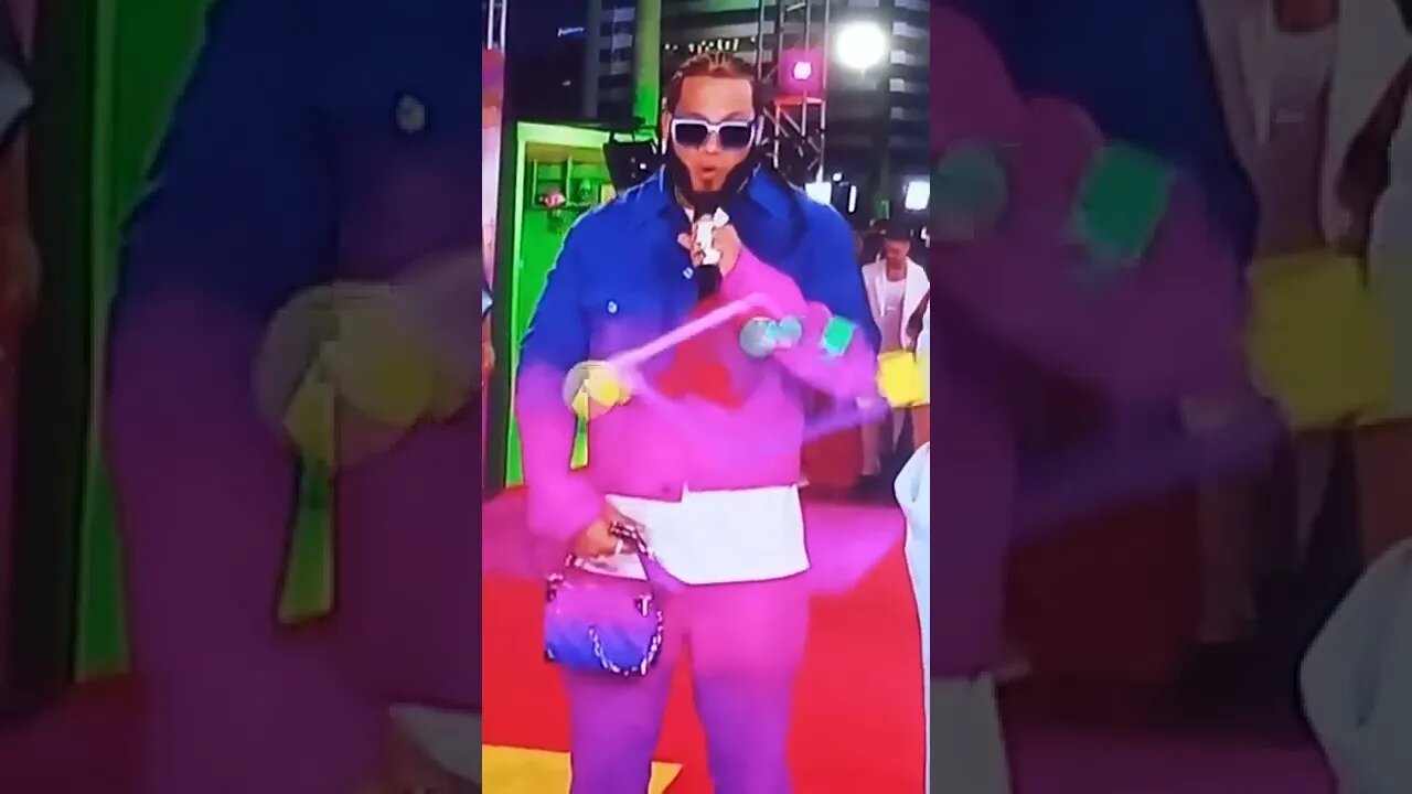 el alfa con cartera de mujer en premios juventud 2022