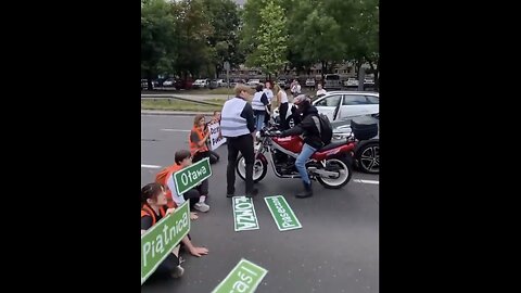 CLIMATE CHANGE ACTIVIST🇵🇱🛣️🚦🧎🧎‍♀️🛻🚕BLOCKS ROAD IN POLAND🚏🧘🧎‍♂️🛵🚙💫