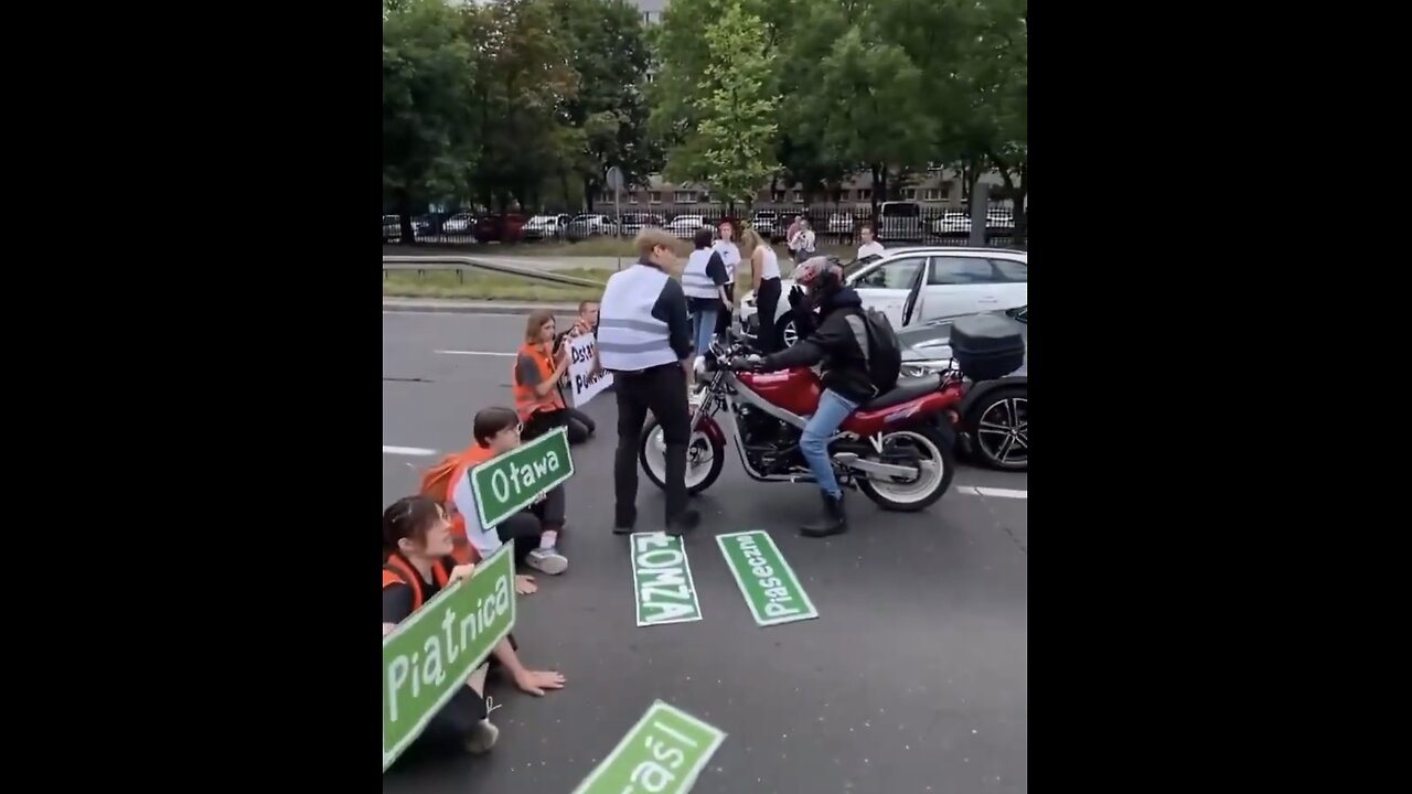 CLIMATE CHANGE ACTIVIST🇵🇱🛣️🚦🧎🧎♀️🛻🚕BLOCKS ROAD IN POLAND🚏🧘🧎♂️🛵🚙💫