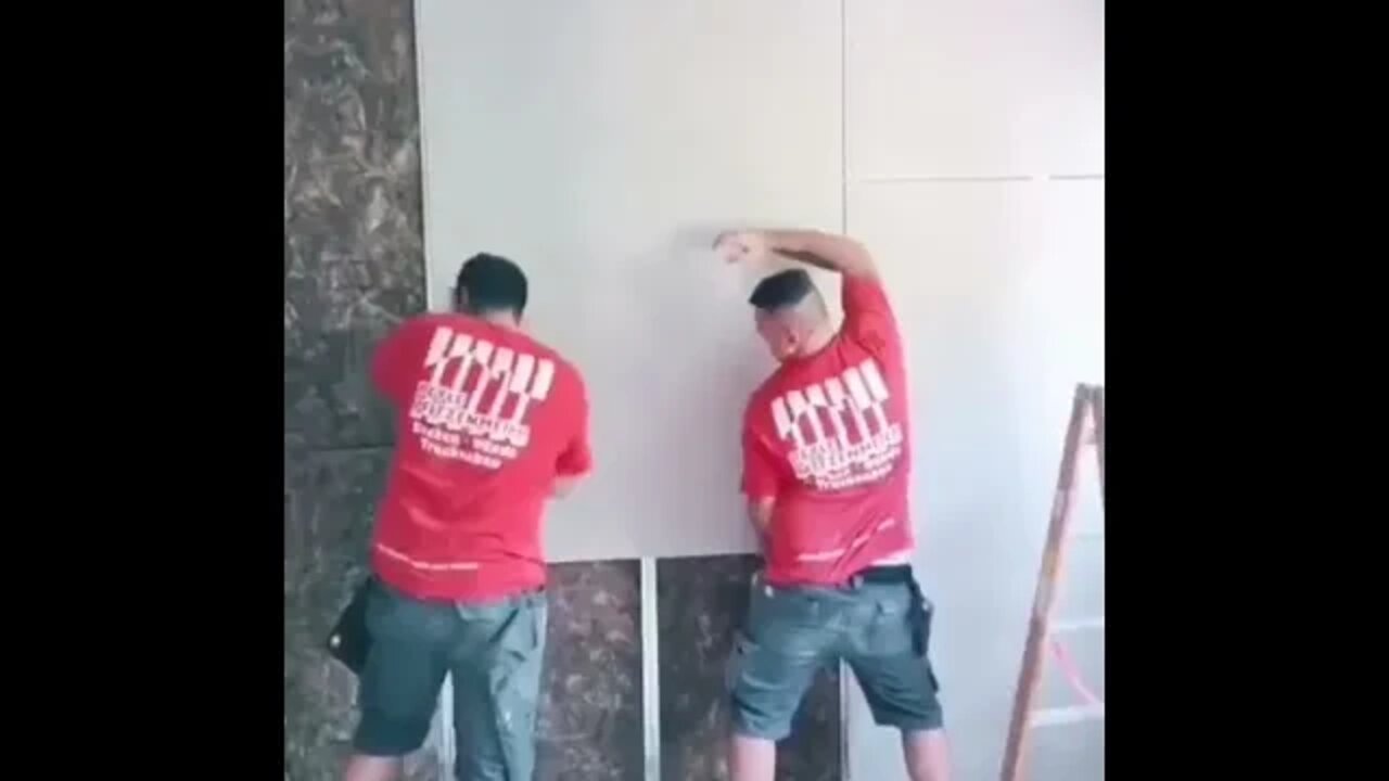 QUANDO VOCE TRABALHA COM O AMOR DA SUA VIDA ( PEDREIROS ZOEIROS ) ( MEME ) VIRAL #shorts ( amigos )