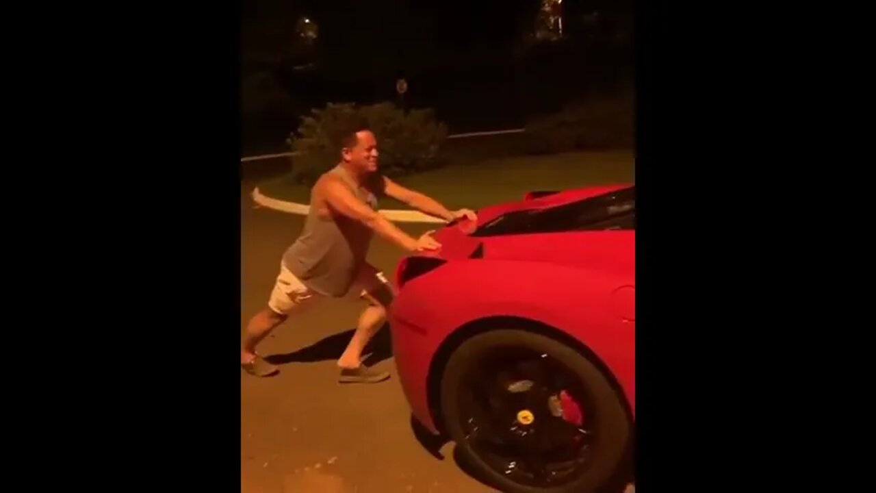 Leonardo empurrando Ferrari 458 kkkk #shorts