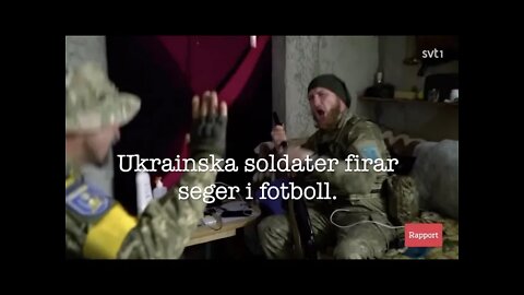 Ukrainska soldater firar seger....I fotboll.