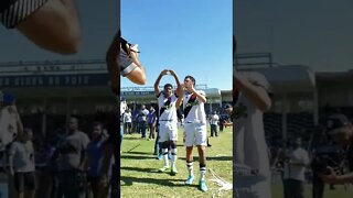 Andrey Santos e Marlon Gomes comemorando com a torcida do Vasco