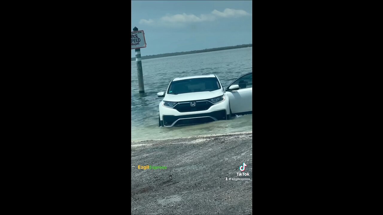 Miss, you can’t park there‼️