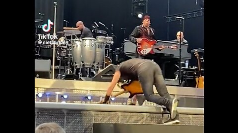 Bruce Springsteen Scares Fans As He Falls On Stage