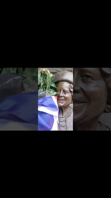 The Queen mother's monument covered in flowers #buckinghampalace