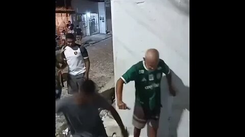 AQUI NO MEU BAIRRO E DESSE JEITO NO SEU TAMBEM E ASSIM ? A MOLECADA NAO PERDOA ( MEME ) #shorts #rir