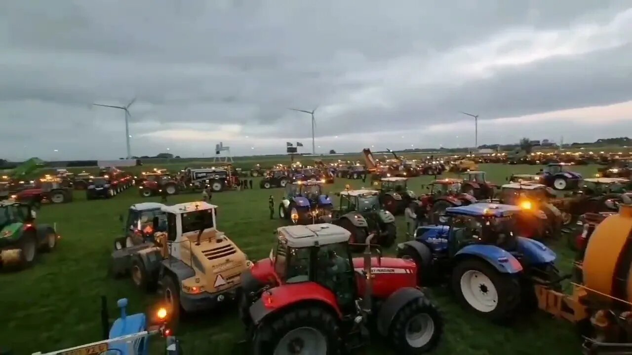 Dutch farmers in Moerdijk using 400 tractors to spell out: "No farmers, no food! Help!"