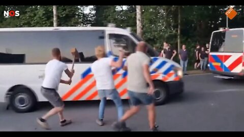 DUTCH FARMERS ATTACK POLICE VEHICLES. #shorts #shortvideo #protest