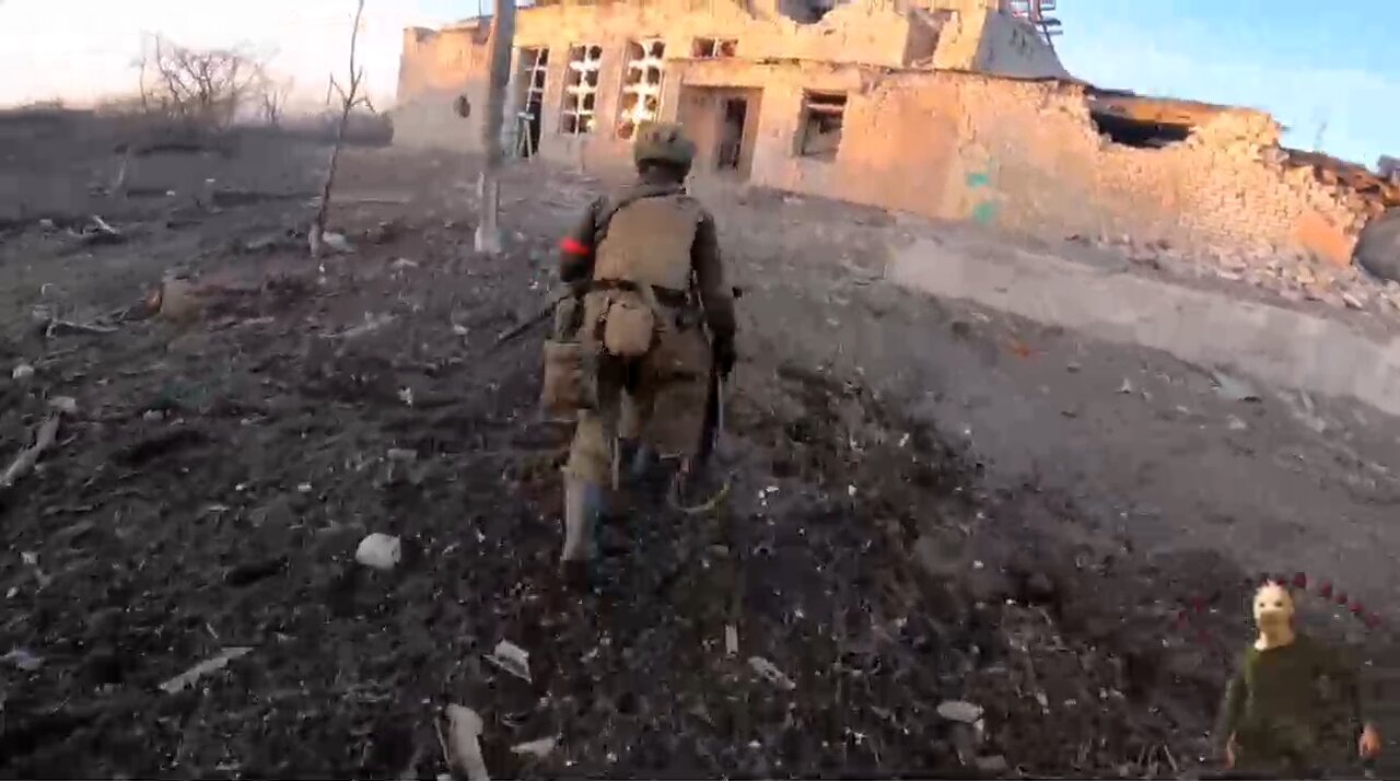 Russian soldiers advancing somewhere in the SMO