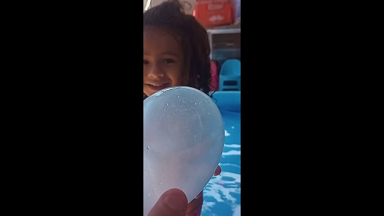 Sofia, João e Miguel brincando na piscina