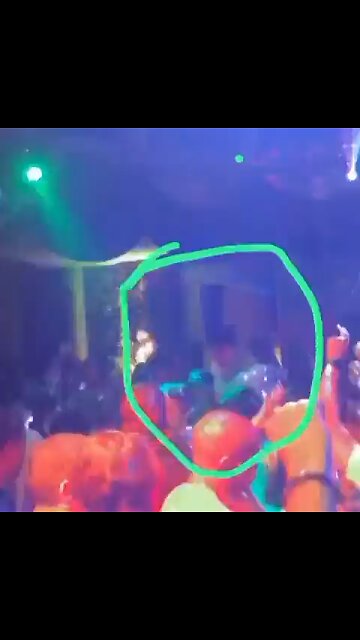 Le pervers Macron fait la teuf en Afrique !!