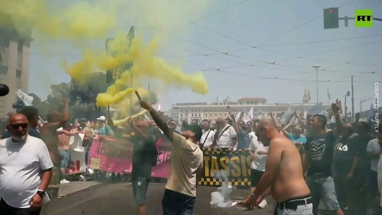 Hundreds of taxi drivers rally in Rome