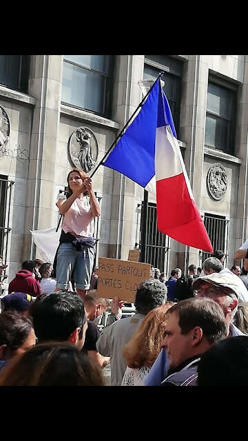 Huge protest in France against the global tyranny "Liberté"!!