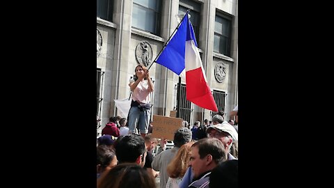 Huge protest in France against the global tyranny "Liberté"!!