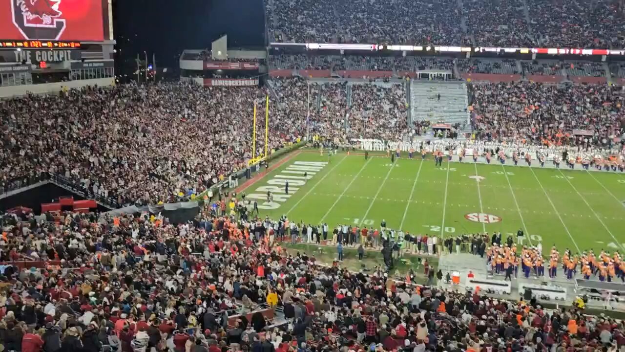 please enjoy 2 solid minutes of deafening cheers for our POTUS 🇺🇸🦅