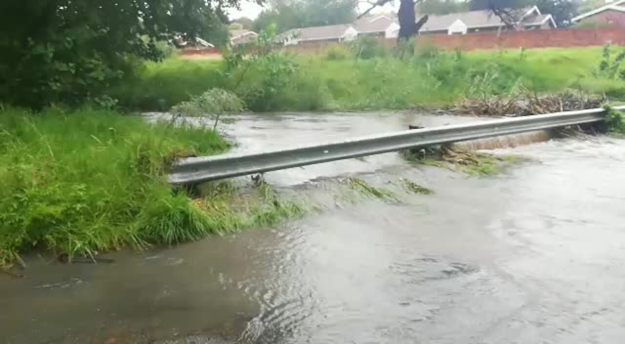 Rain causes flash flooding in Johannesburg (e8F)