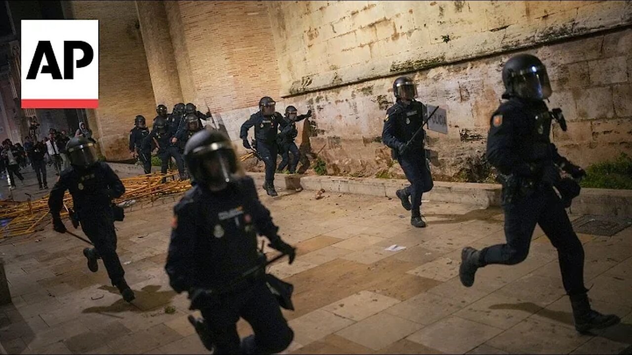 Clashes erupt in Valencia as Spaniards demand resignation of regional leader