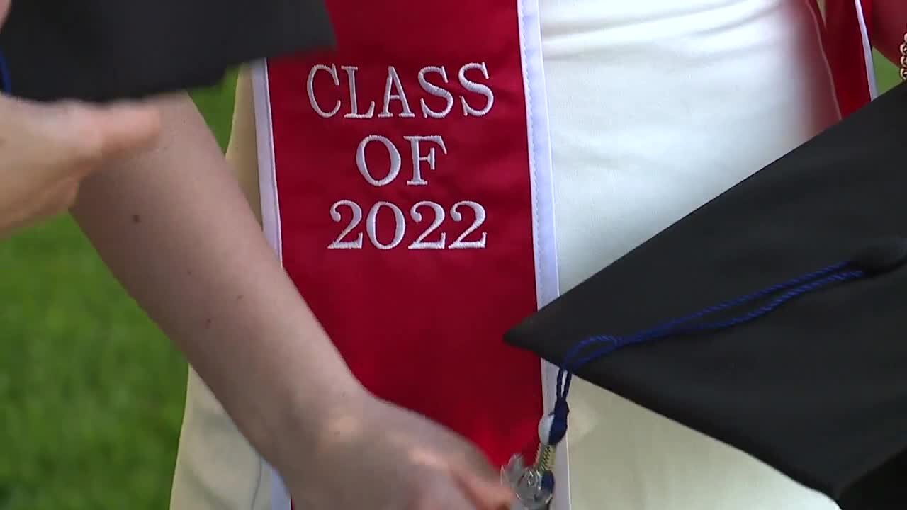 Graduating college seniors prepare to enter workforce amid rising inflation