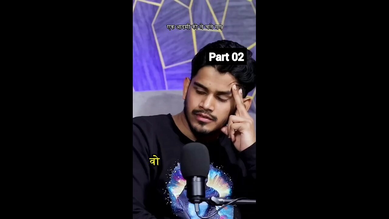 एक आदमी पेड़ पर सर मार रहा है