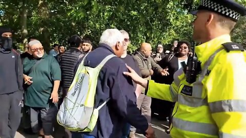 Police want to pull asif aside #speakerscorner