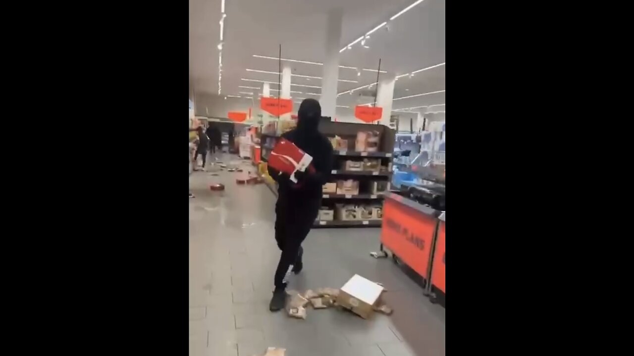 Welcome to France 🇫🇷 looting is everywhere…