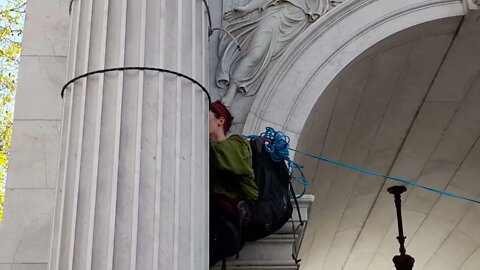 Climate change protesters climbs up Marble Arch 16 April 2022 #protest