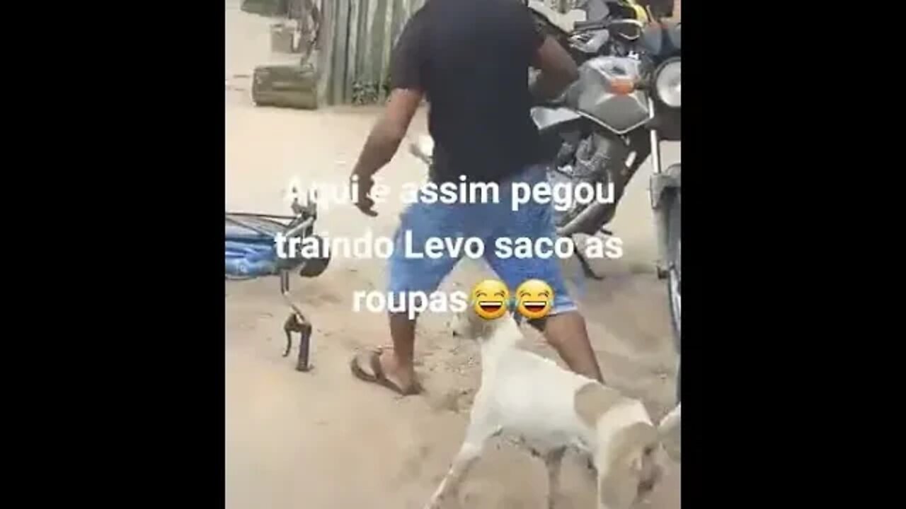 AQUI E ASSIM FOI PEGO TRAINDO, LEVA O SACO ROUPAS NO BUTECO ESSE E MACHO ( MEME ) ( VIRAL ) #shorts