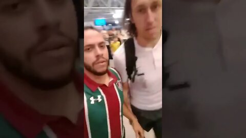 Torcedor do Fluminense agradece a Cássio no aeroporto