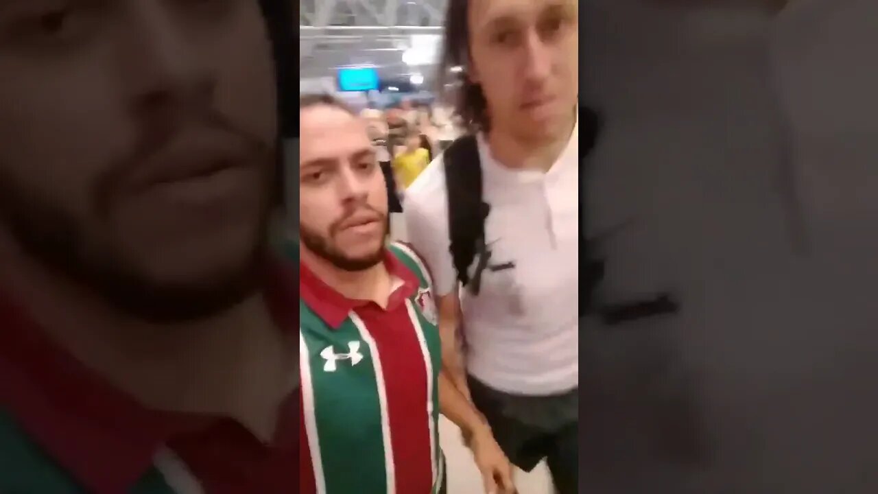 Torcedor do Fluminense agradece a Cássio no aeroporto