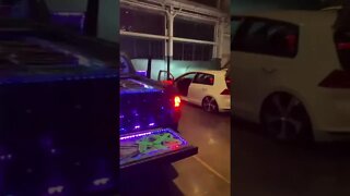 Policial Americano Admirando Som automotivo - Trio goiano