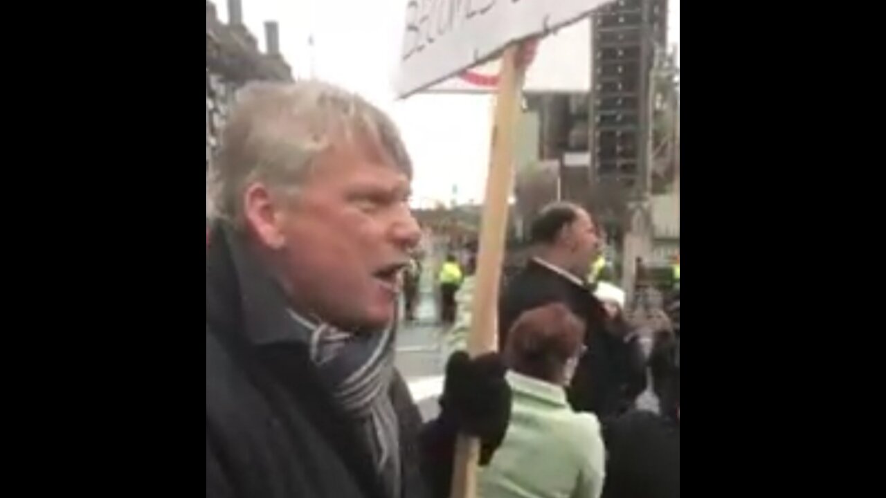 Jeff Wyatt in Westminster in support of epetition opposing mandatory Covid19 vaccinations