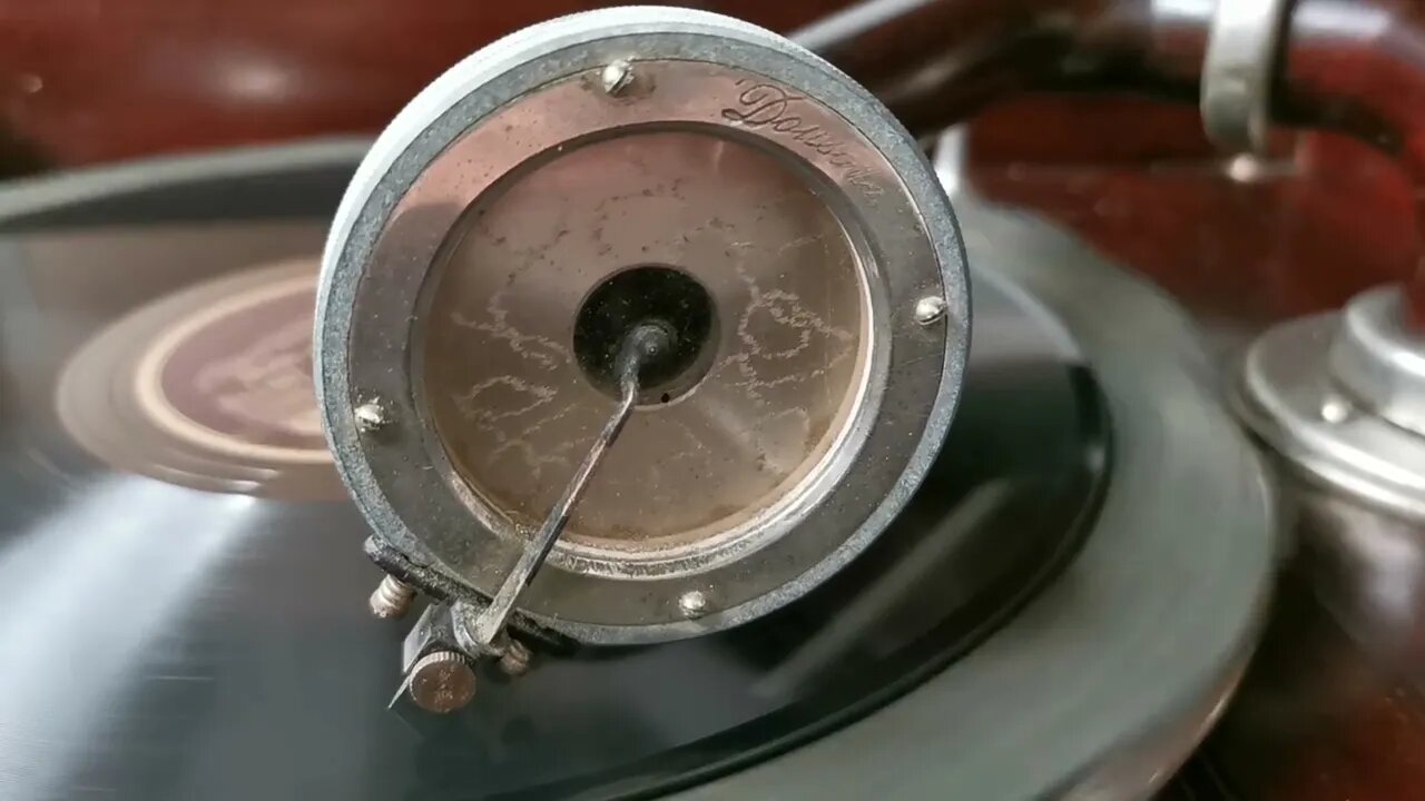 Poet & Peasant Overture ~ Eddie Peabody ~ Banjo Solo ~ Dousona Table Grand Wooden Gramophone