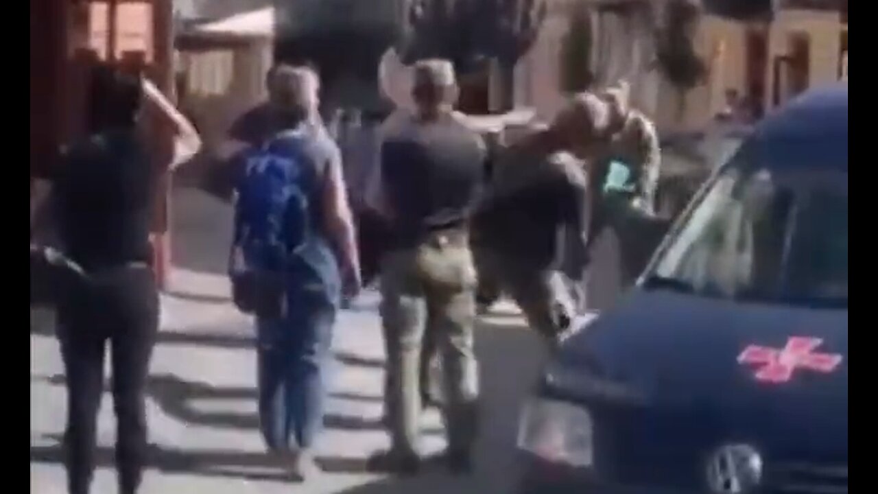 Lviv, Ukraine - Man Fights Soldiers Trying To Detain & Conscript Him - HaloNews