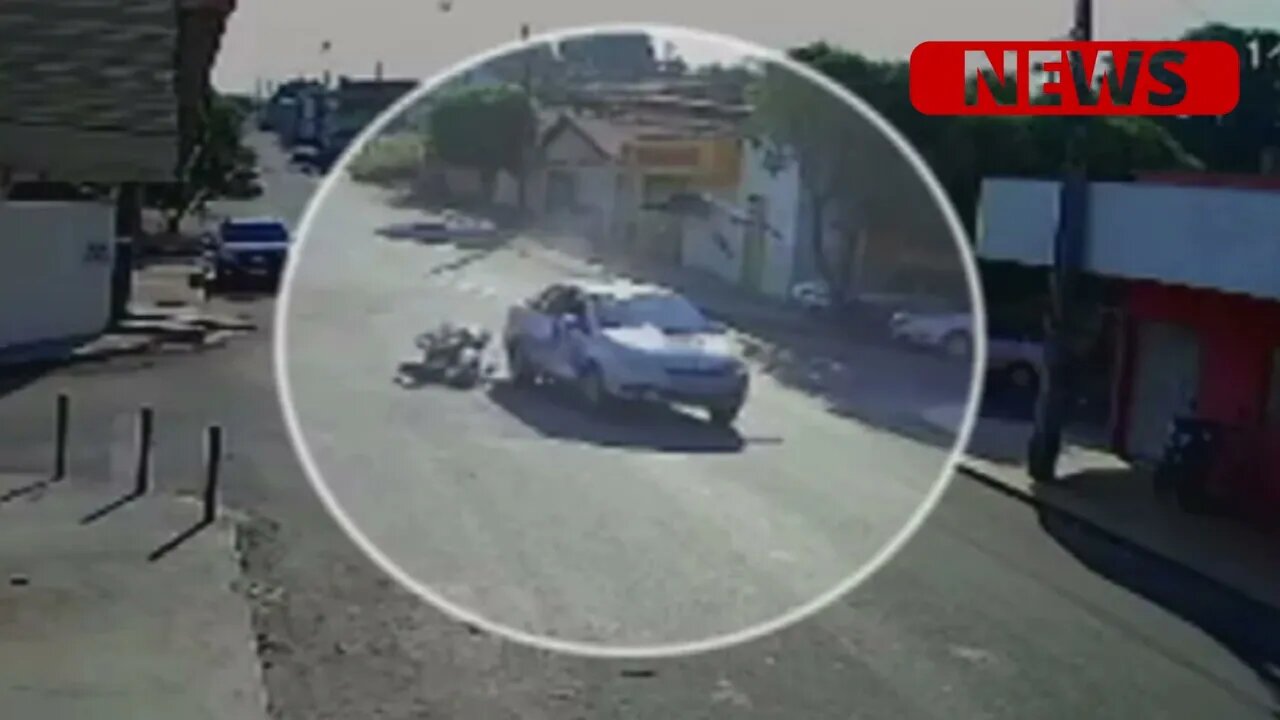 Motociclista dá pirueta no ar ao ser atingido por carro enquanto fugia de viatura da PM { VÍDEO }