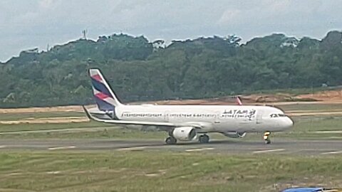 Airbus A321 PT-XPN landing in Manaus,Boeing 737-300F PS-TOT coming from Guarulhos,Airbus A321 PT-MXC