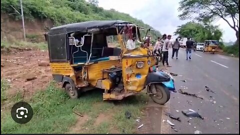 HIGHWAY HAZARD: Suzuki Hits Rickshaw Parked on Main Road!