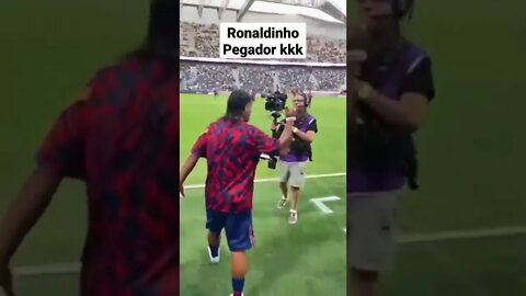 Ronaldinho pegador kkk #shorts #ronaldinho