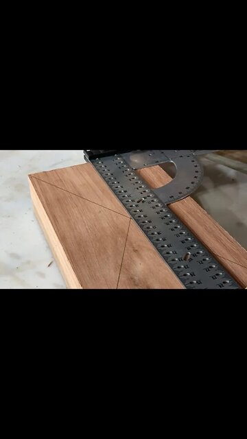 Como Achar o Centro da Madeira Fazendo Apenas Duas Linhas. #shorts