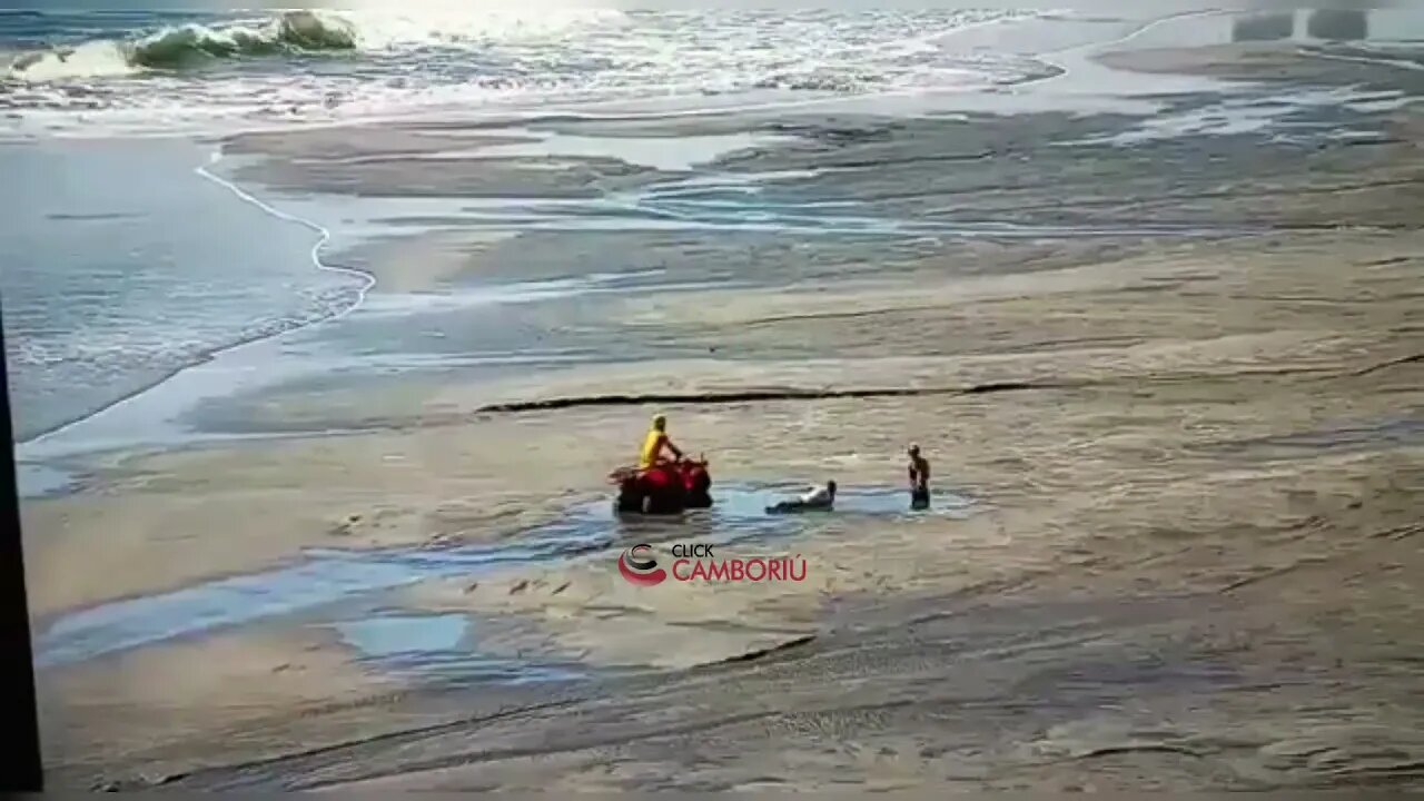 Pessoas atolaram na areia do alargamento da praia em Balneário Camboriú