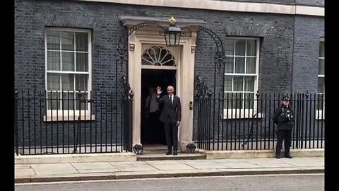 Obongo unexpectedly turns up in London for "private meeting"... expect something sinister